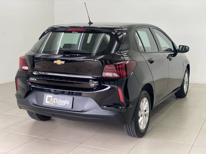 CHEVROLET - ONIX - 2022/2023 - Preta - R$ 72.990,00