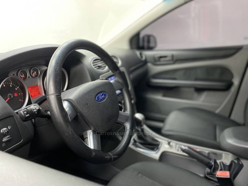 FORD - FOCUS - 2012/2013 - Branca - R$ 46.490,00