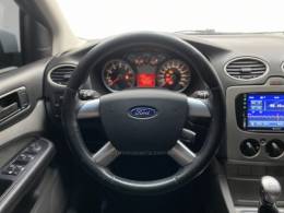 FORD - FOCUS - 2012/2013 - Branca - R$ 46.490,00