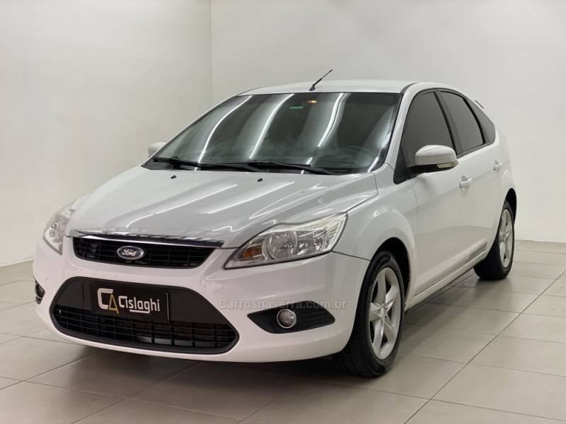 FORD - FOCUS - 2012/2013 - Branca - R$ 46.490,00