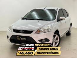 FORD - FOCUS - 2012/2013 - Branca - R$ 46.490,00