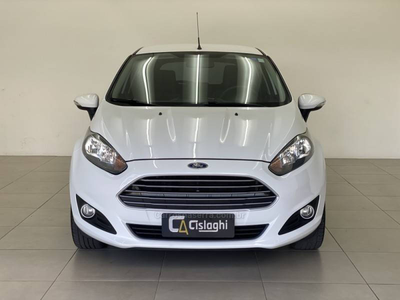 FORD - FIESTA - 2016/2017 - Branca - R$ 55.990,00