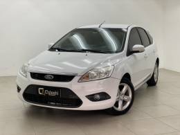 FORD - FOCUS - 2012/2013 - Branca - R$ 46.490,00