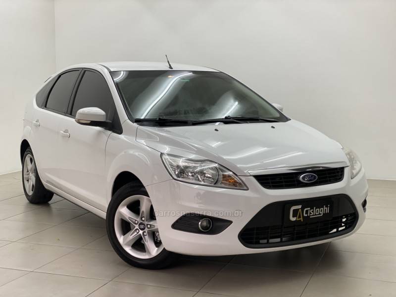 FORD - FOCUS - 2012/2013 - Branca - R$ 46.490,00