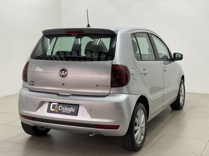 VOLKSWAGEN - FOX - 2010/2011 - Prata - R$ 37.990,00